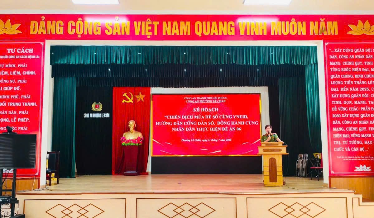 Công an phường Lê Chân ra quân hưởng ứng chiến dịch “Mùa hè số cùng VNeID” năm 2026